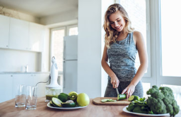 sportliche Frau mit gesundem Essen